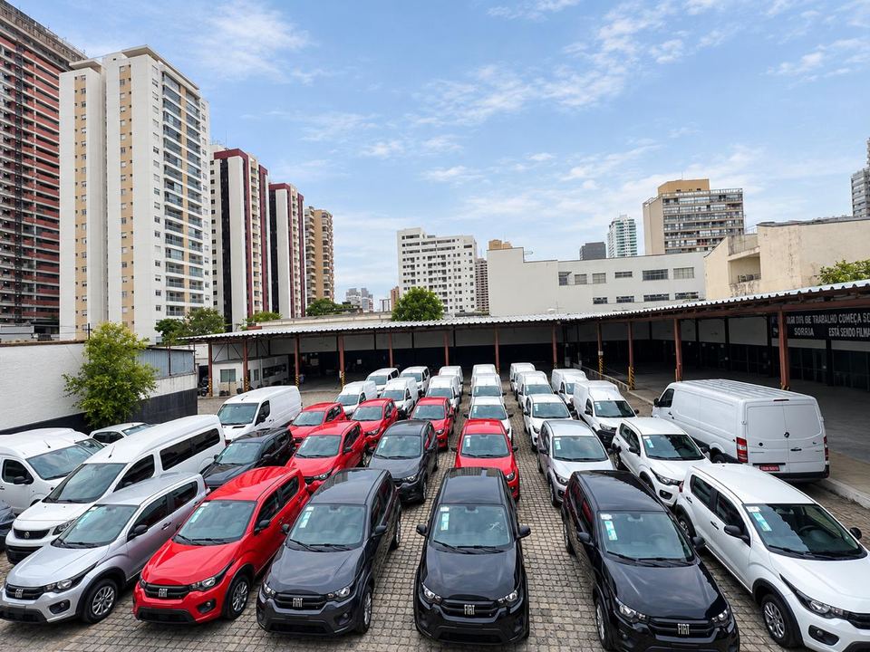 Carros e vans da frota no pátio