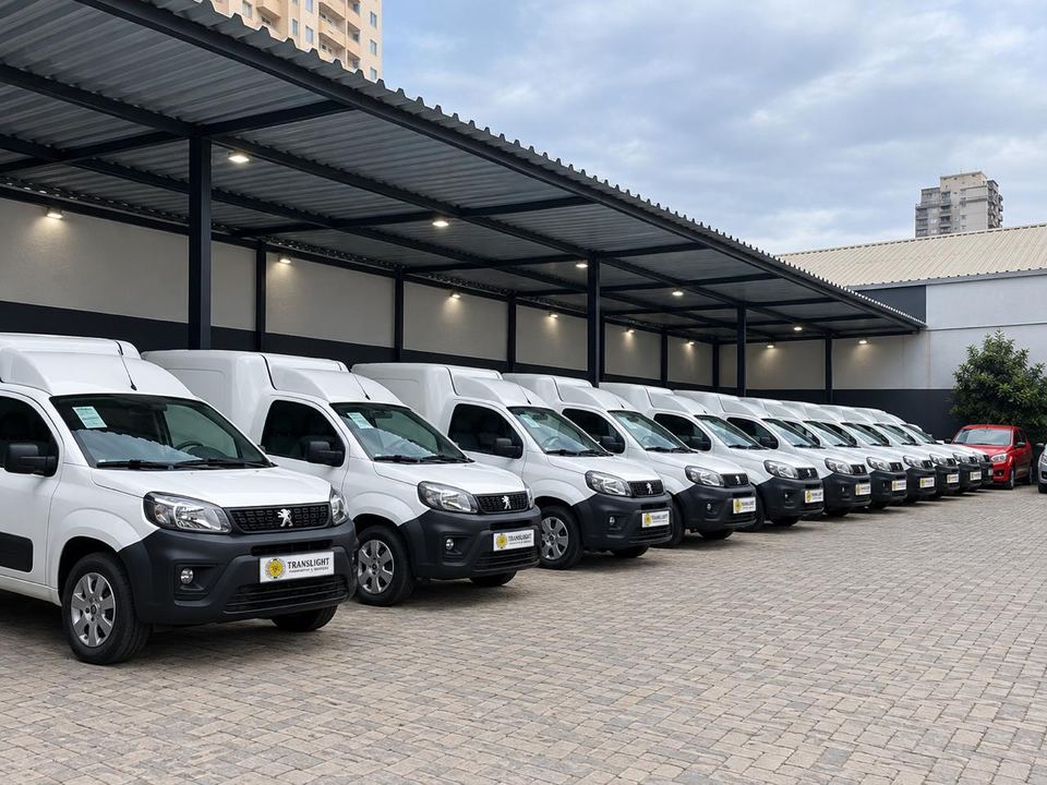 Furgões Fiorino identificados com a marca Translight